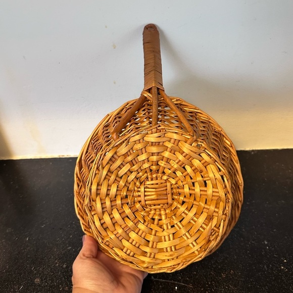 Vintage wicker offering basket - Picture 2 of 3